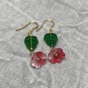 Pink and green beaded flower earrings 🩷💚